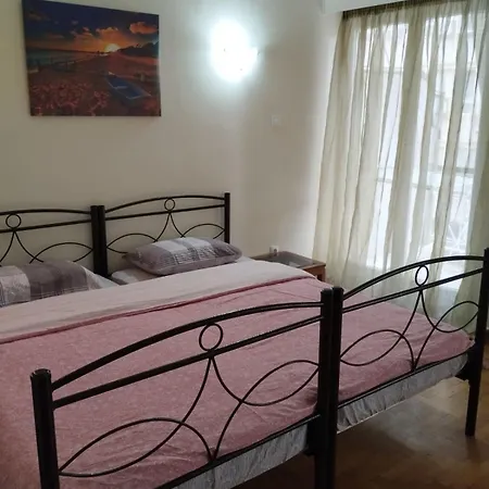 Homestay комната с общей баней Karolou 10 Athens