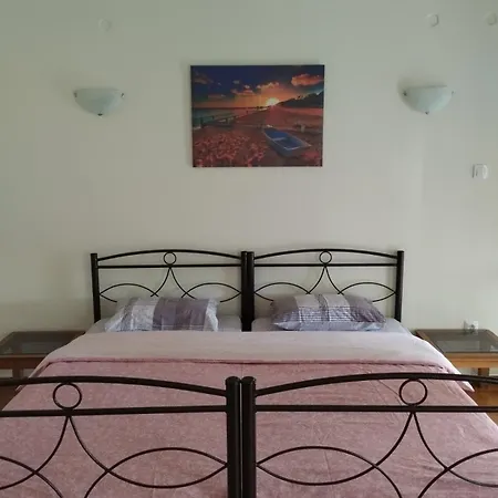 комната с общей баней Karolou 10 Homestay